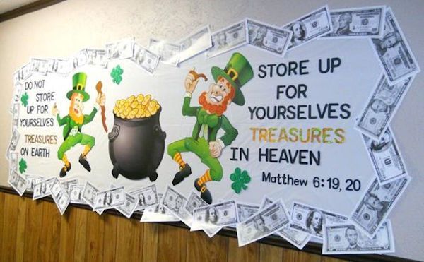 St. Patrick’s Day bulletin boards are fun for the students and teachers too. All the green, leprechauns, and rainbows, really brightens up your classroom.