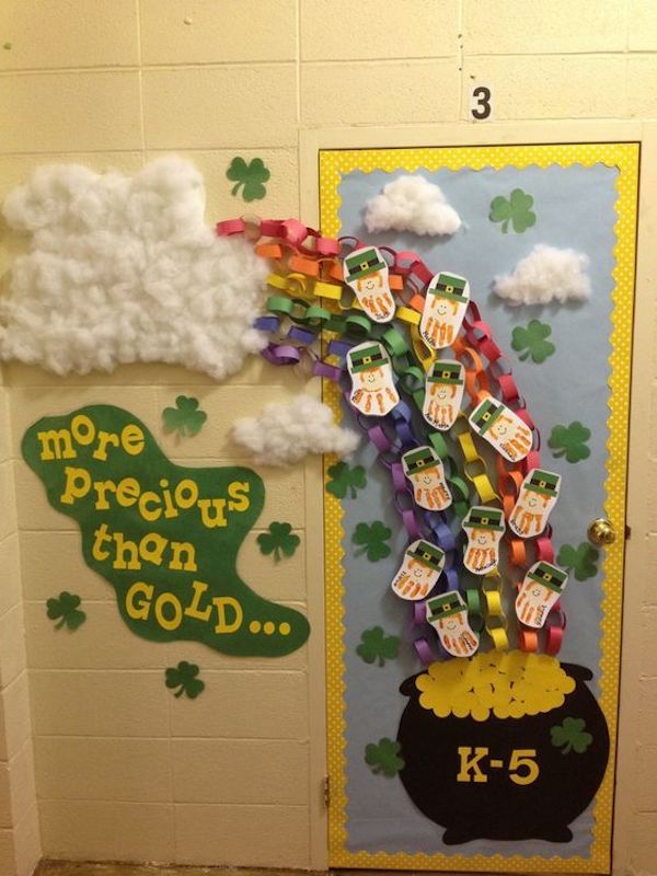 St. Patrick’s Day bulletin boards are fun for the students and teachers too. All the green, leprechauns, and rainbows, really brightens up your classroom.