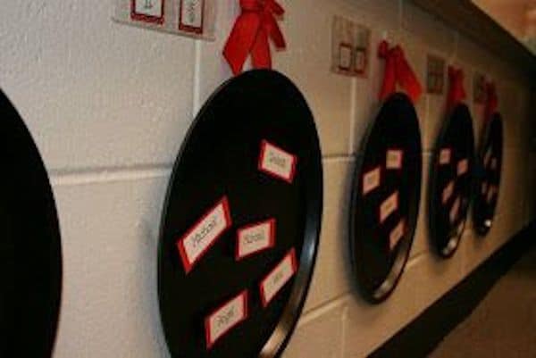 How about a fun and easy way to display your classroom center signs?   And I bet you might even have all the supplies you need already on hand!  Score!