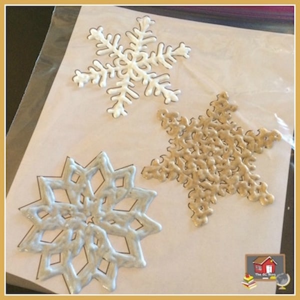 Student Gift Idea: Snowflake Window Clings! And a freebie! See how to make these super easy snowflake clings with just two supplies. They are super fun!