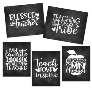 Do you love the look of chalk quotes? Turns out anyone can make a master chalkboard display even if freehand is not your thing!  Check it out!